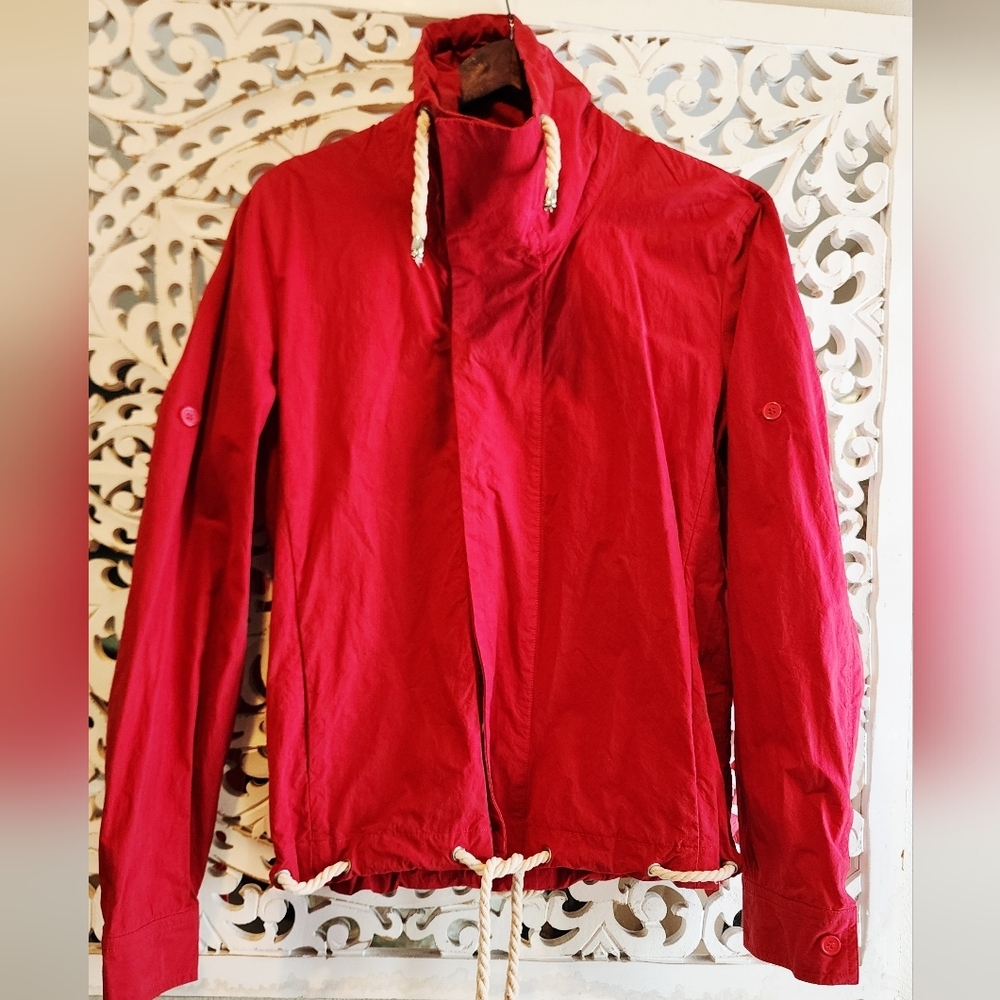 SHADES OF GREIGE NWT RED MENS WINDBREAKER SIZE MEDIUM